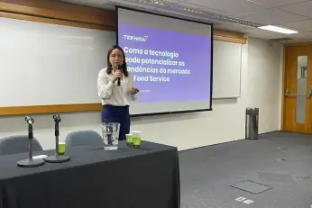 Foto de Arabelle de Menezes palestrando no Congresso de Nutricionistas de restaurantes 2024 -